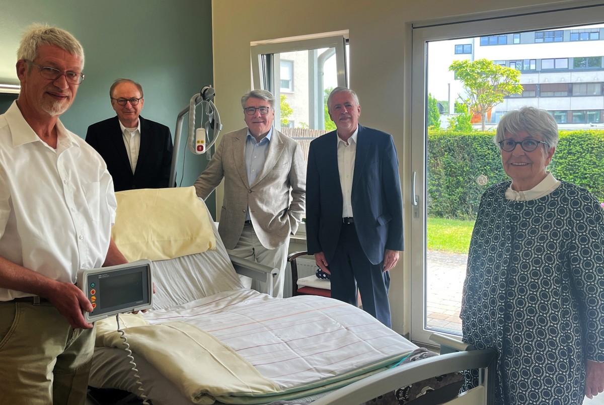 Hospizleiter Burkhard Klsch (links) freute sich ber den Besuch von (von rechts) Erika Schwerdfeger, die mit den Beiratsmitgliedern Karl Fleschenberg, Wilfried Groos und Reinhard Quast an der Wichernstrae vorbeischaute. (Foto: Stefanie Brendebach)