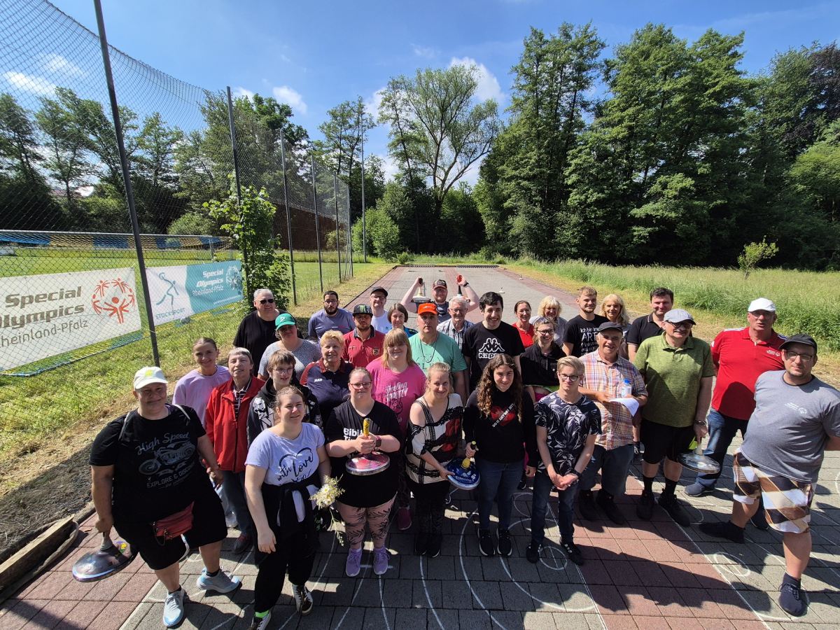 Almersbach: �Special Olympics� hilft beim Stocksport-Schnuppertag der Lebenshilfe