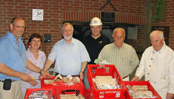 In der Grube Bindweide in Steinebach begann jetzt der Probelauf zum Projekt Stollen im Stollen. Unmittelbar vor dem Einlagern der 50 Probestollen durfte natrlich ein erster Geschmackstest nicht fehlen. (Foto: Joachim Weger)