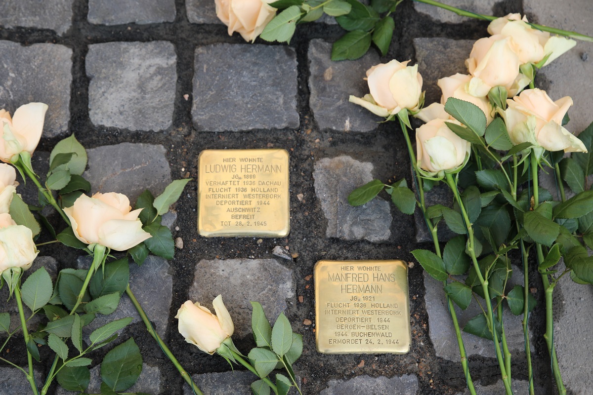 Zum ersten Jahrestag der Verlegung der Stolpersteine in Wirges, wird am 14. September zu einer Putzaktion geladen. (Foto: Norbert Schwickert)