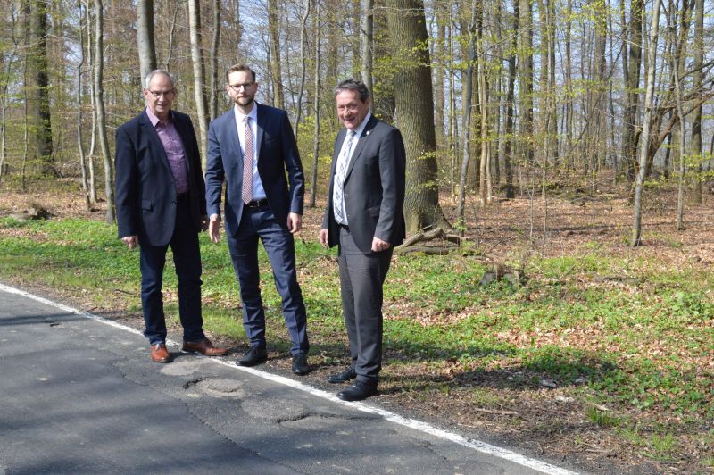 Das Problem liegt auf der Strae: (v.l.) Hans Ulrich Weidenfeller, Ulrich Richter-Hopprich und Achim Schwickert bei der Bestandsaufnahme vor Ort: Der Zustand der Kreisstrae 172 ist sehr schlecht, eine Sanierung ist derzeit aber noch nicht vorgesehen. Bild: Ingrid Ferdinand