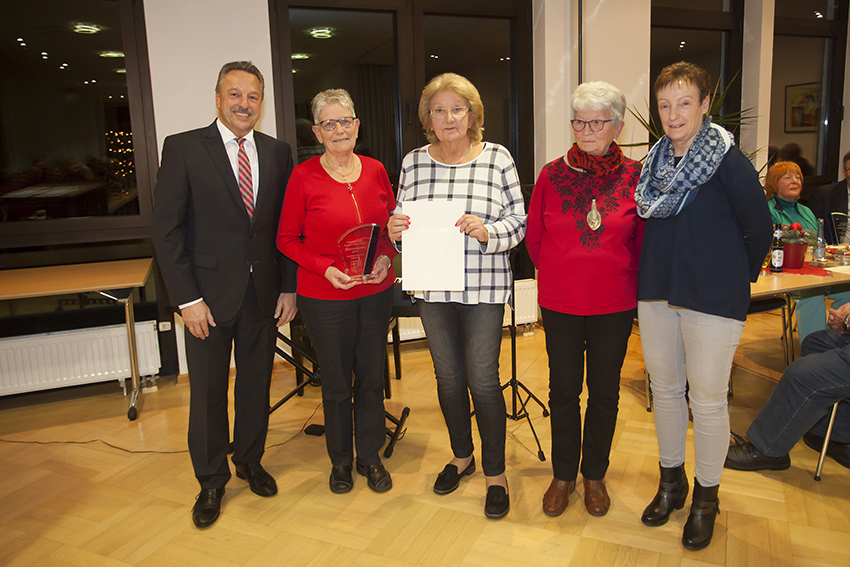 Die drei Damen von der Kaffie Stuff (in der Mitte) erhielten den Ehrenamtspreis der Verbandsgemeinde Rengsdorf-Waldbreitbach. Foto: Wolfgang Tischler