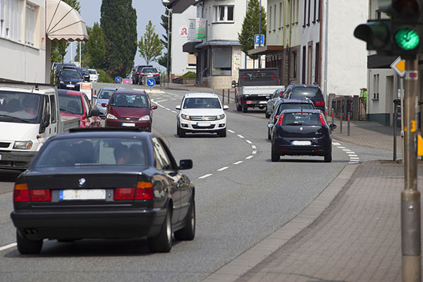 Im Ort ist die Verkehrsbelastung hoch, deshalb soll auch die Umgehungsstrae her. Symbolfoto