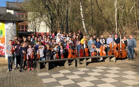 Der groe Streichertag der Kreismusikschule fhrte mehr als 70 Geiger, Bratschisten, Cellisten und Kontrabassisten zusammen. (Foto: Kreismusikschule)