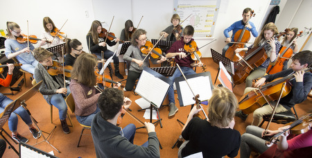 Fast zu klein ist der Probenraum für das engagierte Jugend-Streichorchester. (Foto: Pressestelle der Kreisverwaltung) 