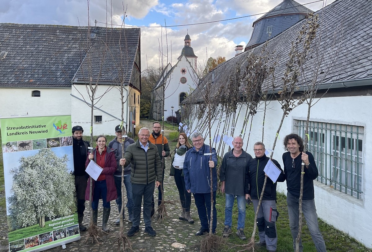 Die Untere Naturschutzbehrde hat gemeinsam mit der Abtei-Rommersdorf-Stiftung wieder 450 Obstbume alter Sorten kostenfrei verteilt. (Foto: privat)