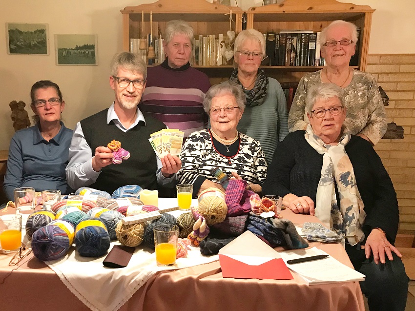 Hospizleiter Burkhard Klsch (2. von links) freute sich ber eine Spende von 1700 Euro, die die Strickfrauen aus Freudenberg-Bschergrund berreichten. (Foto: Diakonie in Sdwestfalen gGmbH)  