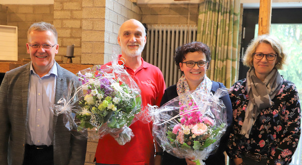 Gute Wnsche fr Karl-Heinz Striegl (2. von links) berbrachten ADD-Geschftsfhrer Harry Feige, Striegls Nachfolgerin Kerstin Steiger (2. von rechts) und Abteilungsleiterin Heike Bauer (rechts). (Foto: Diakonie in Sdwestfalen gGmbH)