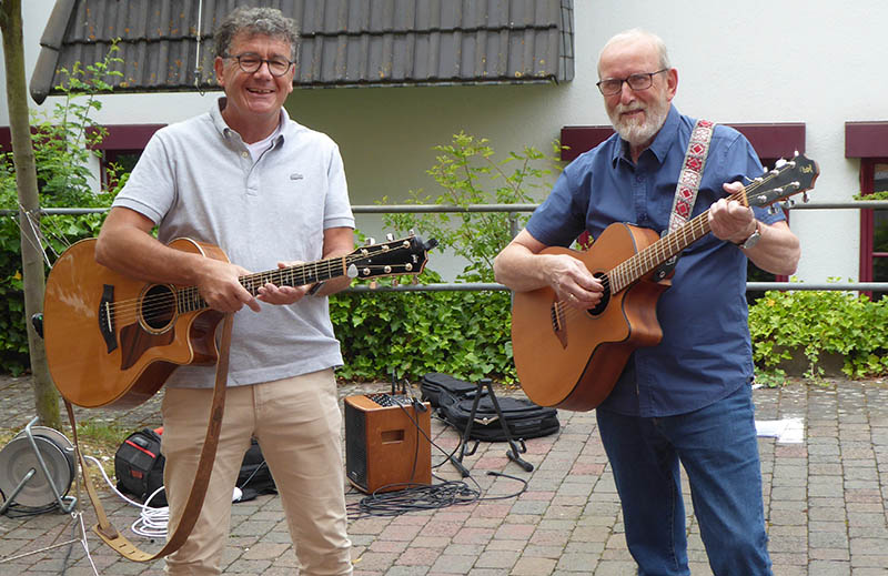 Kleines musikalisches Konzert der Strnzer-Gitarren zu Fronleichnam