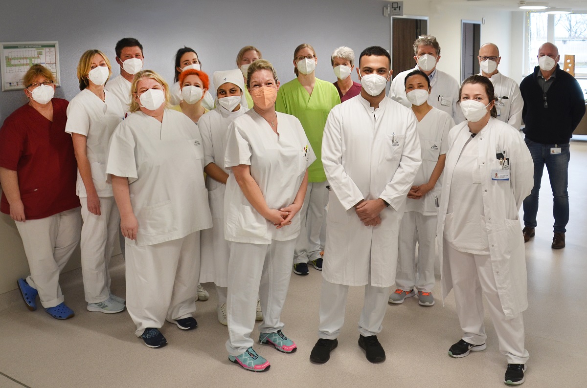 Freut sich ber die erfolgreiche Rezertifizierung: Das Team der Neurologie unter der Leitung von Chefarzt Dr. Christoph Oberwittler (3. v.r. hintere Reihe). Im Bild: Mitglieder aus Medizin und Pflege mit Ergo-, Logo- und Physiotherapeuten und dem Leiter des Qualittsmanagements, Peter Voss. (Foto: Krankenhausgesellschaft St. Vincenz mbH)