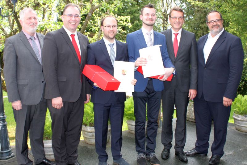 v.l. Konrad Schwan, Michael Bug, Preistrger Christian Weisenstein, Preistrger Philipp Marcel Schfer, Dr. Andreas Reingen und Prof. Dr.-Ing. Peter Haring Bolivar auf der Preisverleihung des Studienpreises des Kreises Altenkirchen Foto: jkh