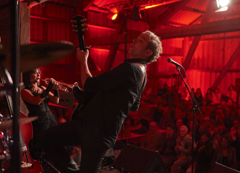 Der ehemalige Westerwlder und Siegener Student Ren Marik wurde mit seinem Puppenspiel bekannt  und berzeugt nun auch als Bandleader der Sugar Horses in der ausverkauften Scheune des Biohofs Hachenburg. Fotos: Matthias Ketz