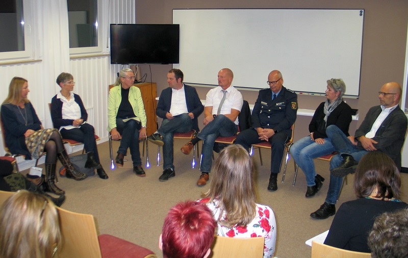 Diskussionsrunde zur Ausstellung Suizid in der LJA (Foto: Evangelischer Kirchenkreis Altenkirchen)