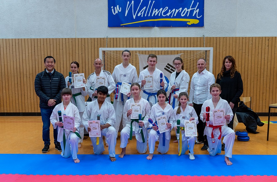 Gruppenfoto der erfolgreichen Prflinge (Fotos: Taekwondo-Supersonics)