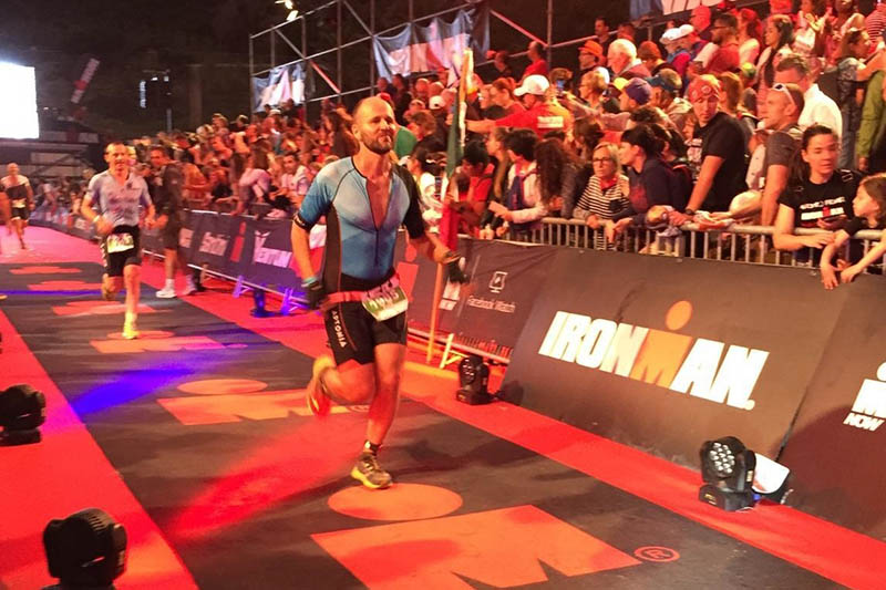 Zieleinlauf: Sven Dau (Lauftreff Puderbach) finishte beim Ironman Barcelona in neuer Bestzeit von 10:56:58 Stunden. Fotos: Lauftreff Puderbach