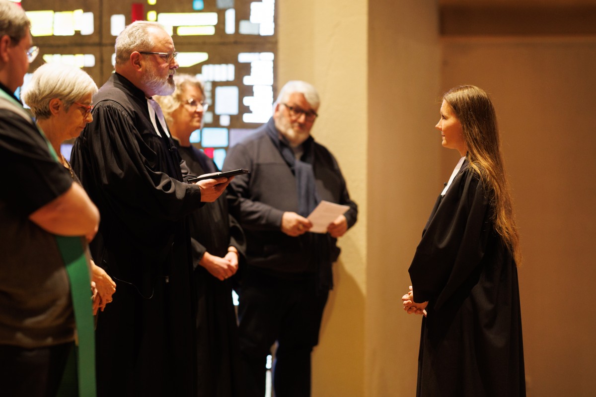 Sylvia vom Holt whrend ihrer Einsegnung, die Dekan Axel Wengenroth vornimmt (Fotos: Peter Bongard)