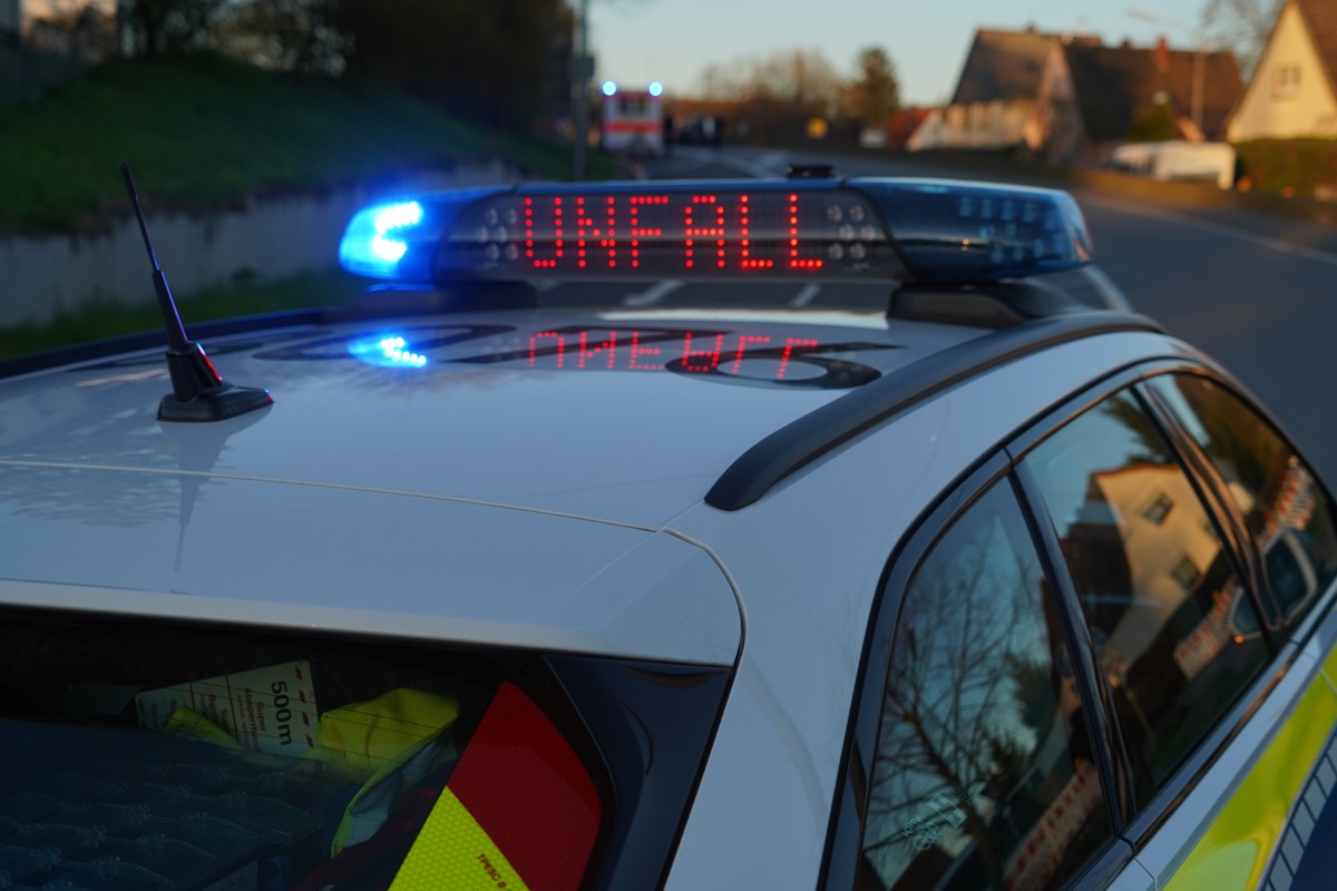 Spektakulrer Verkehrsunfall in Neuwied: Auto kracht in Discounter