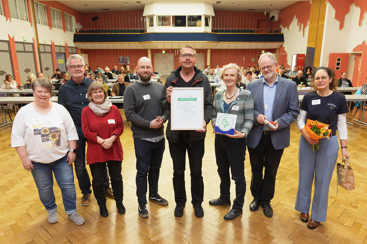 Kathrin Saudhof (3. Von rechts) berreicht die Urkunde zum 
"Grnen Hahn" whrend der Synode an das Umweltteam des Evangelischen 
Dekanats Westerwald (von links): Sandra Eid, Guido Thabe, Regina Kehr, 
Emil Huck, Volker Siefert, Hartmut Baden und Nadine Bongard. Foto: Peter Bongard

