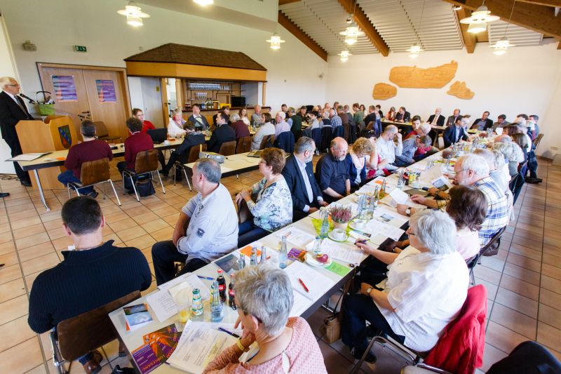 Die Synodalen der Evangelischen Dekanate Bad Marienberg und Selters stimmten ber den Haushalt 2018 ab. Am Rednerpult Prses Bernhard Nothdurft. Fotos: Peter Bongard