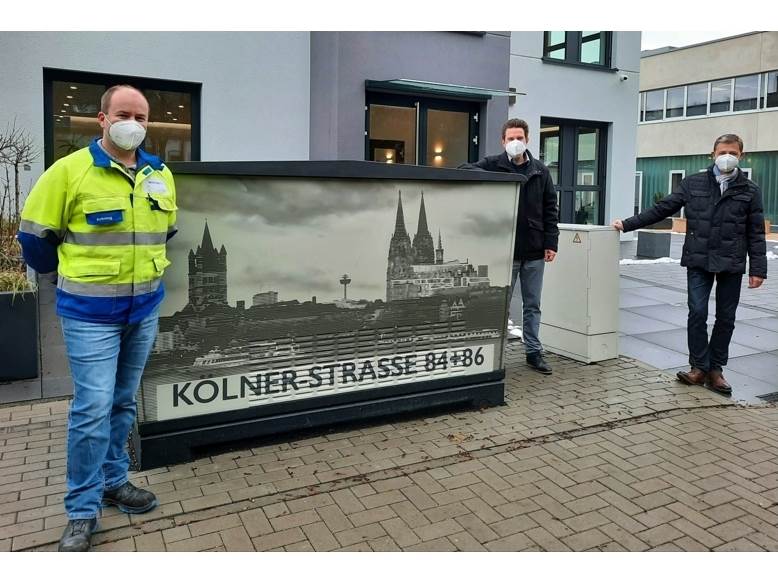 Freuen sich ber die neu gestaltete Trafostation in der Klner Strae. (von links): Netzbetriebsmeister der Westnetz Tim Krning, Stadtbrgermeister Benjamin Geldsetzer und Peter Imhuser, Geschftsfhrer der Netzgesellschaft Betzdorf. (Foto: Verwaltung)