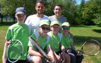 Das Foto zeigt die erfolgreiche U15 mit den beiden Trainern (Jonas Zabel und Lars Wellmann - die beiden sind auch mit Oberwerth aufgestiegen. Die U 15 ist Meister in ihrer Klasse.  Fotos: Tennisclub Horhausen