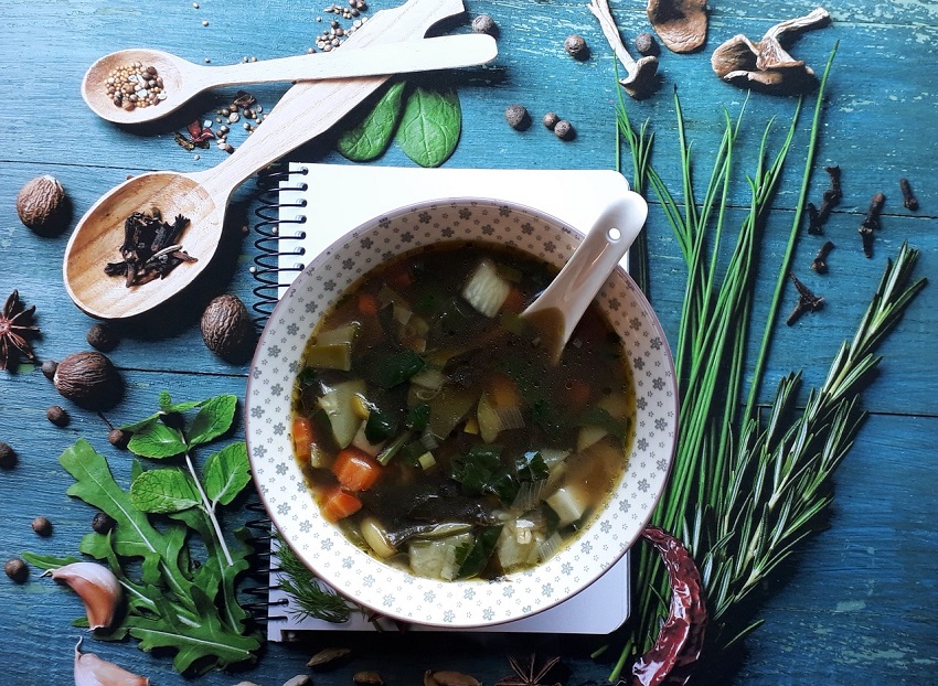 Die TCM-Kchin Elke Euteneuer experimentiert gerne bei ihren vielfltigen Gerichten fr Krper, Geist und Seele, hier eine krftigende Misosuppe. (Fotos: Elke Euteneuer