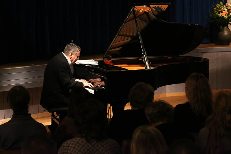 Pianist Ivan Sokolov gab Workshop an Waldorfschule Neuwied