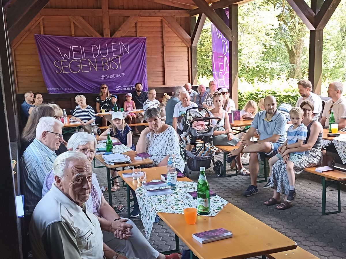 Der Familiengottesdienst fand bei strahlendem Sonnenschein statt. (Foto: R�diger Stein)