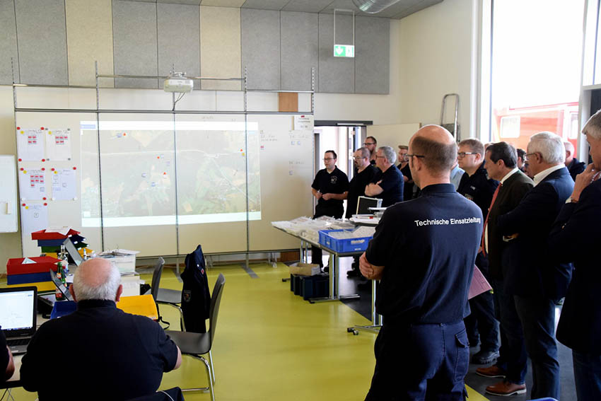 Die beiden Landrte Achim Hallerbach (NR) und Achim Schwickert (WW) machten sich, mit den Brgermeistern der Verbandsgemeinden aus Dierdorf Horst Rasbach und Selters Klaus Mller, bei einer Lagebesprechung selbst ein Bild ber die bung. Fotos: Matthias Lemgen