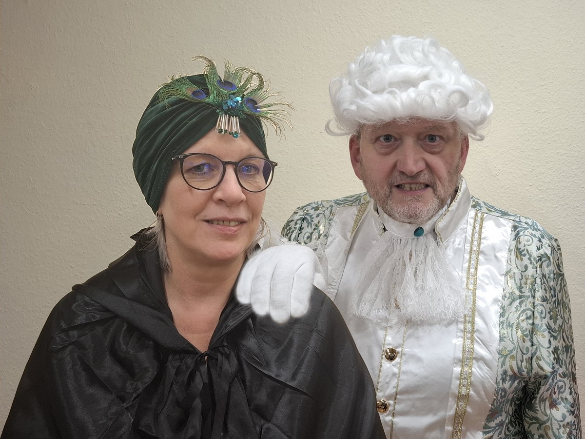 Das Medium Roxanne (Iris H�bel) und der Geist Pilgrim (Harald Heidemann) (Foto: Theatergruppe)