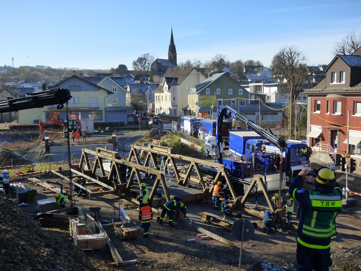 Brckenbau durch das THW in Puderbach