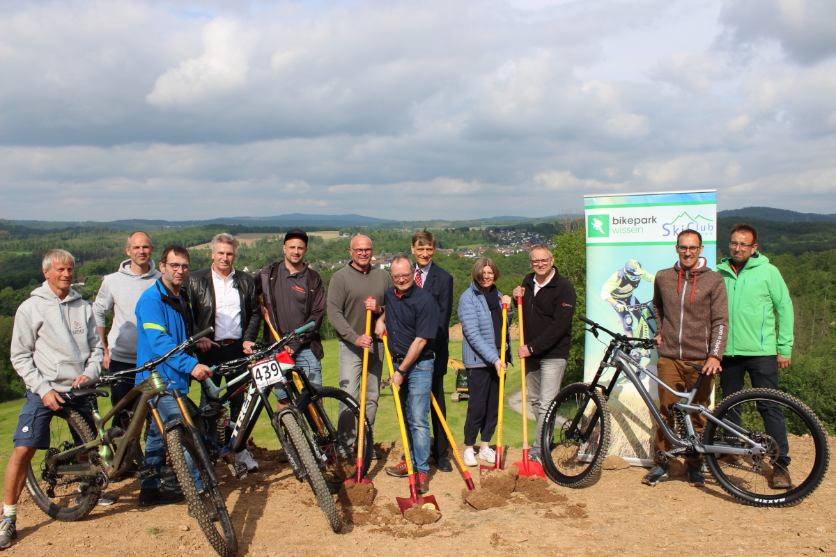 Offizieller Spatenstich fr den Bikepark Wissen lutet eine neue ra ein 