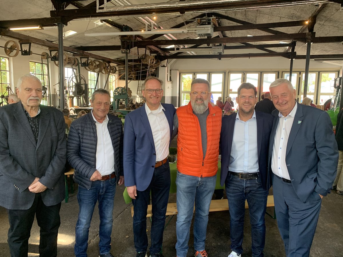 Von links nach rechts: Ortsbrgermeister Arthur Schneider, Landrat Achim Schwickert, die Brder Markus und Thomas Mann, IHK-Vizeprsident Jens Geimer und Reiner Meutsch von der Stiftung Fly&Help (Foto: Samuel Schneider)