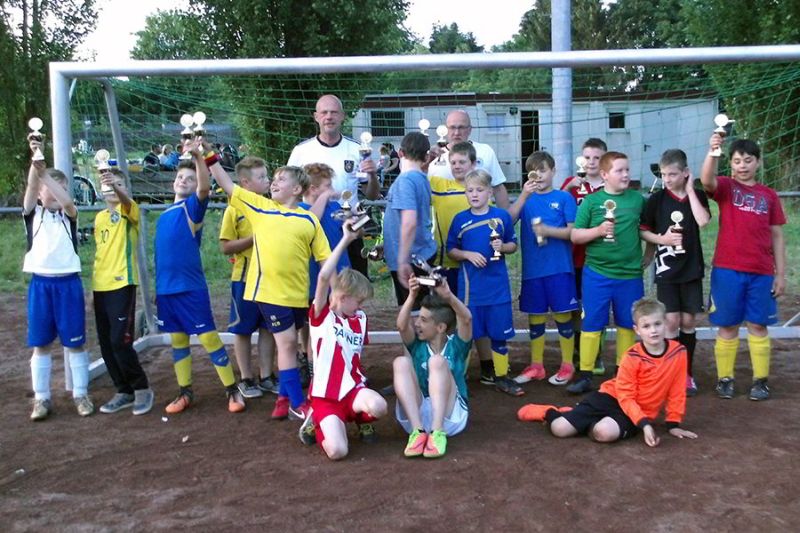 Die Kids aus der E-Jugend beim Abschiedsfest von Oliver Armbrecht, der die Jugendarbeit bei der TSG Irlich, zugunsten privater und beruflicher Interessen, aufgeben muss. Nicht nur die Jugendfuballer erhielten einen Pokal, denn nur alle zusammen sind Gewinner. Foto: TSG