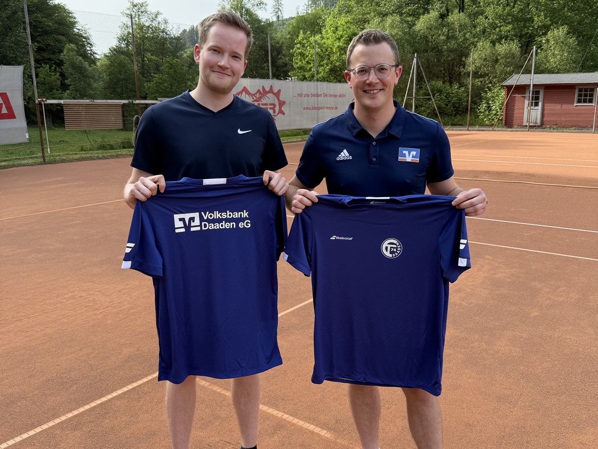 Marius Sturm (Vorstandsmitglied TC Daaden e.V.) und Pascal Lichtenth�ler (Prokurist Volksbank Daaden eG)(von links) (Foto: Carolin Lichtenth�ler)