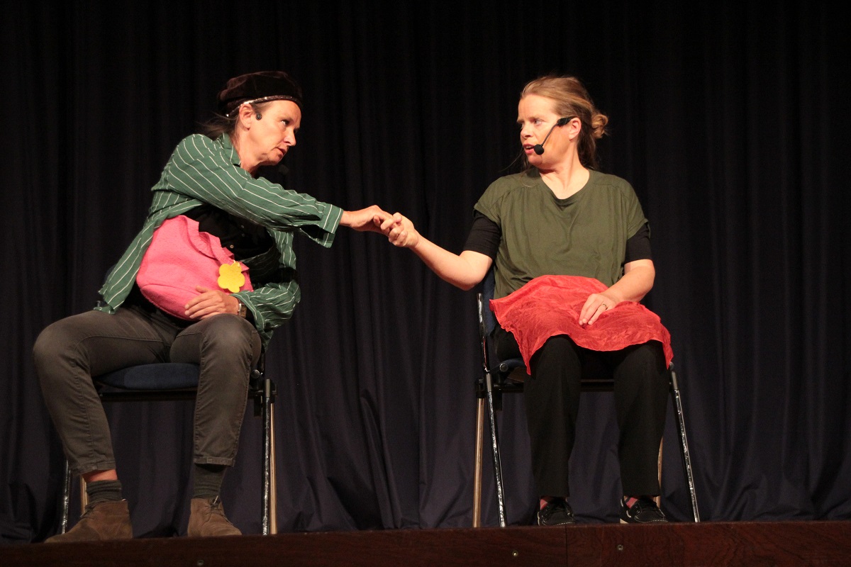 Mit ihrem Improvisationstheater begeisterten die Tabutanten Christine Holzer und Simone Schmitt ihr Publikum in Linz, das immer wieder tosenden Beifall spendete. (Foto: Beate Christ/Neuwieder Hospizverein)