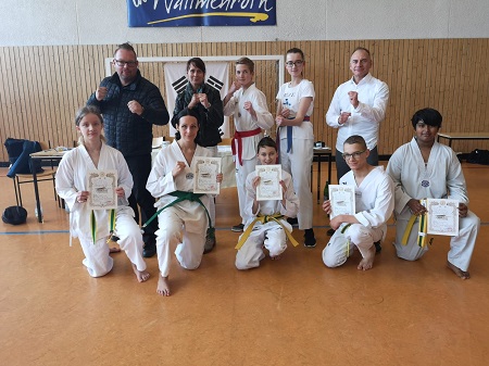 Nach bestandener Prfung (Foto: Taekwondo-Supersonics Wallmenroth)