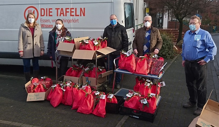 Vertreter des Frdervereins Kita Lwenzahn und Barbara Grundschule Katzwinkel e.V. bergeben die liebevoll hergerichteten Geschenktaschen an das Team der Wissener Tafel (v.l.: Vom Frderverein Petra Schmidt/Schriftfhrerin und Mareike Bayer/stellv. Vorsitzende und Pfarrer Marcus Tesch, Jrgen Laumann und Andreas Baldus vom Team der Tafel. (Fotos: privat)