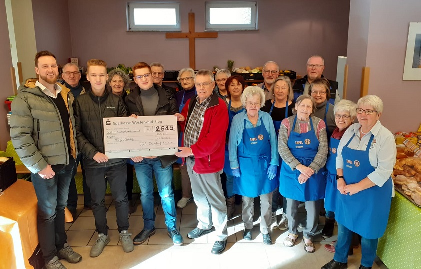 2615 Euro vom sozialen Tag Schler helfen gingen an die Tafel Betzdorf. (Foto: IGS Betzdorf-Kirchen)