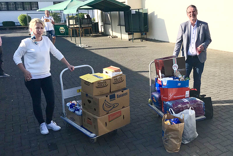 Lana Horstmann und Sven Lefkowitz bei der Neuwieder Tafel. Foto: privat