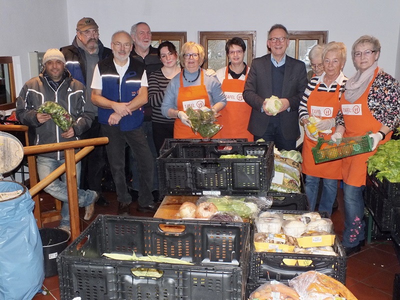 Erwin Rddel unterhielt sich bei der Wissener Tafel auch mit ehrenamtlichen Helferinnen und Helfern, deren Engagement er lobend betonte und ihnen dafr persnlich dankte.                                                                                                                  
(Foto: Reinhard Vanderfuhr / Bro Rddel)