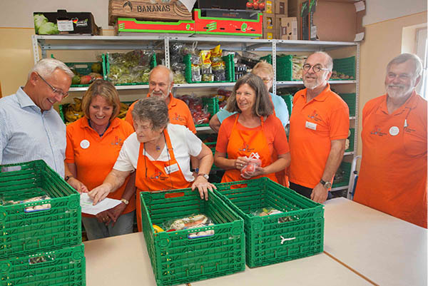 Begeistert von der Arbeit und der ganzen Organisation mit den vielen helfenden Hnden, zeigte sich der 1. Kreisbeigeordnete Achim Hallerbach (links) bei einem Besuch der Tafel in Asbach. Foto: Kreisverwaltung