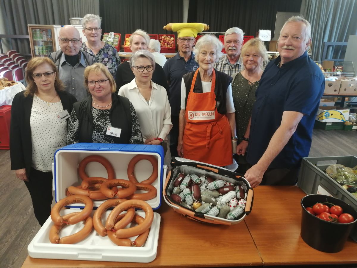 Am Dienstagmorgen (17. Mai) im Altenkirchener Pfarrsaal: Rund 30 Kilogramm an frischen Fleischwaren wurden von den Organisatoren der "Altenkirchener Marktwurst" an die Tafel-Mitarbeiter bergeben. (Foto: vh)