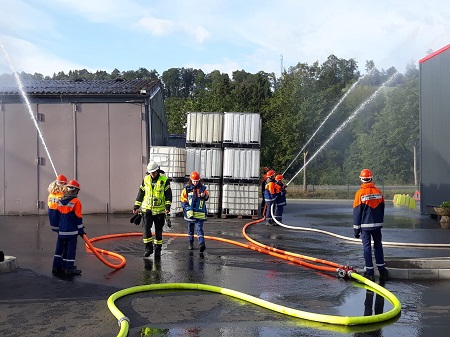 Schon die jngsten Feuerwehrleute bten den Ernstfall