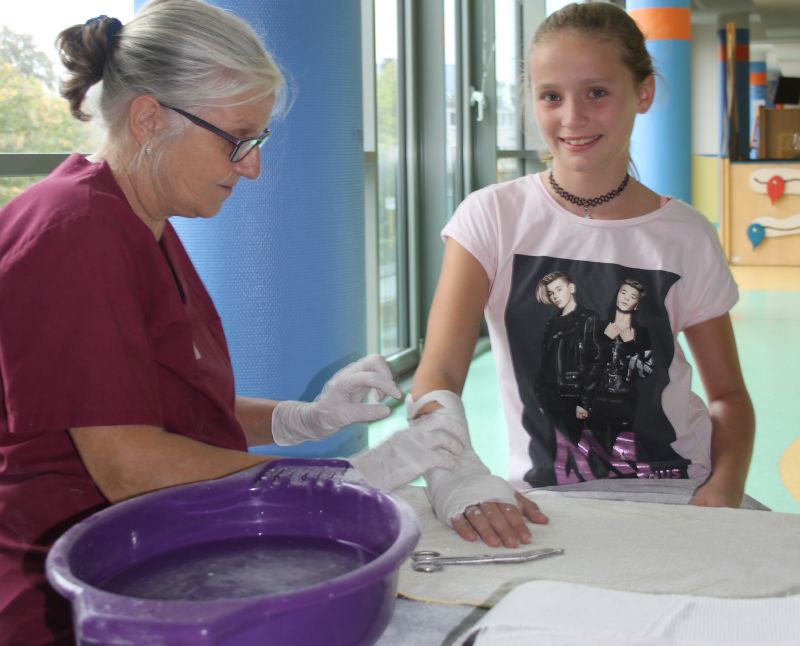 Viele Kinder nutzten die Gelegenheit, sich einmal einen Gips anlegen zu lassen. Damit am Folgetag aber nicht ungewhnlich viele Kinder mit Gipsarm in der Schule sitzen, wurden die Verbnde vor Verlassen der Veranstaltung wieder abgenommen. Foto: privat