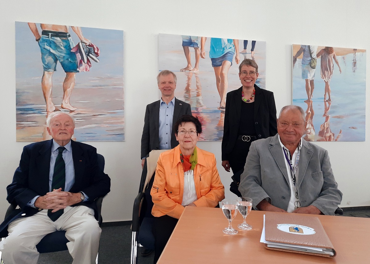 Tag der Deutschen Einheit - Feierstunde des Partnerschaftskomitees Wittichenau im Kunstraum Bad Honnef mit v.l.: Werner Osterbrink, Brgermeister Otto Neuhoff, Angela Popella, Cornelia Nasner und Udo Popella. (Foto: Stadt Bad Honnef)