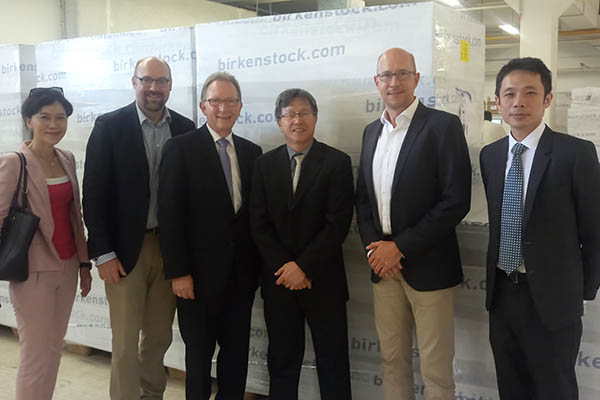 Die bei Birkenstock entstandene Aufnahme zeigt (von links): Stellvertretende Leiterin der Politischen Abteilung Suyu Chou, Chef Technology Officer Sean Harris, Bundestagsabgeordneter Erwin Rddel, Botschafter Prof. Dr. Jhy-Wey Shieh, Director Global Logistics Lars Rust und Sekretr Ching-Hua Tsai. Foto: CDU