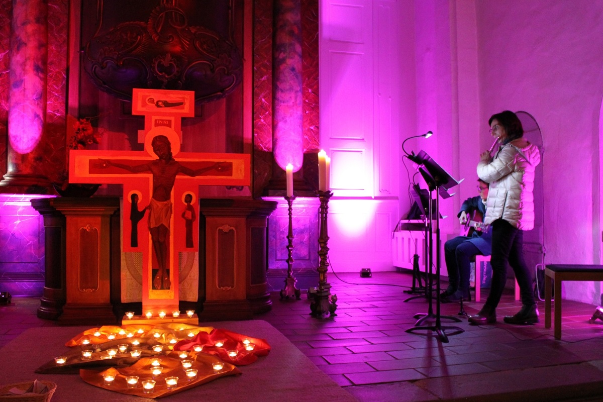 Taiz in der Schlosskirche Hachenburg. Anja Lenz-Michels (Querflte), Ester Hhr (Gitarre) und Carlo Hummer (Klavier) gestalten die Gottesdienste musikalisch. (Foto: Sabine Hammann-Gonschorek)