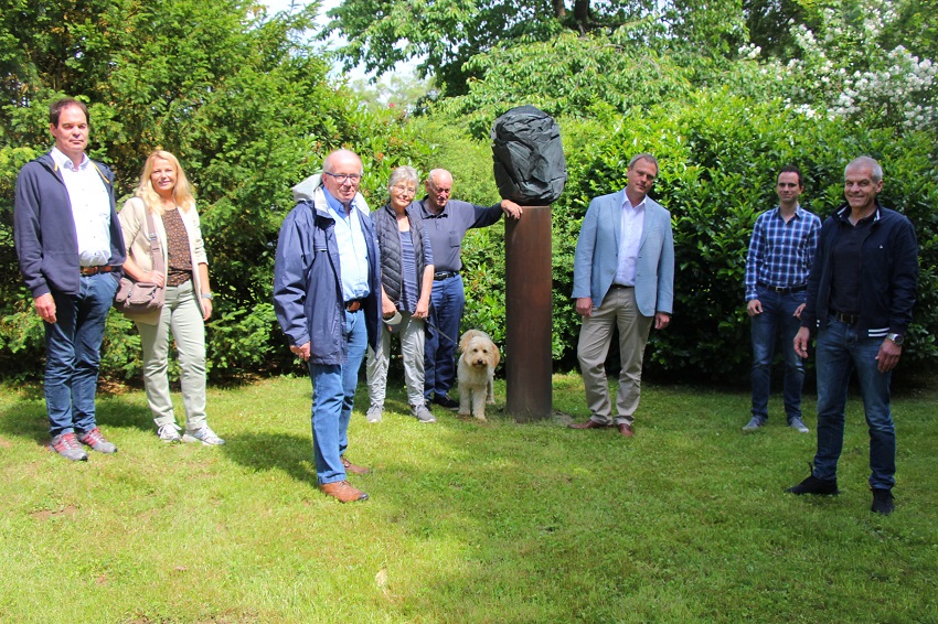 Norbert Schmalen (Direktor der IGS Horhausen, von links) und seine Frau, der Erste Beigeordnete Rolf Schmidt-Markoski, Ulla, Erwin und Kim Wortelkamp, der Beigeordnete Kevin Lenz sowie Brgermeister Fred Jngerich stimmten darin berein, dass der Hasselbacher Skulpturenpark Im Tal als Kleinod im Westerwald strker herausgestellt werden soll. (Foto: Julia Hilgeroth-Buchner)