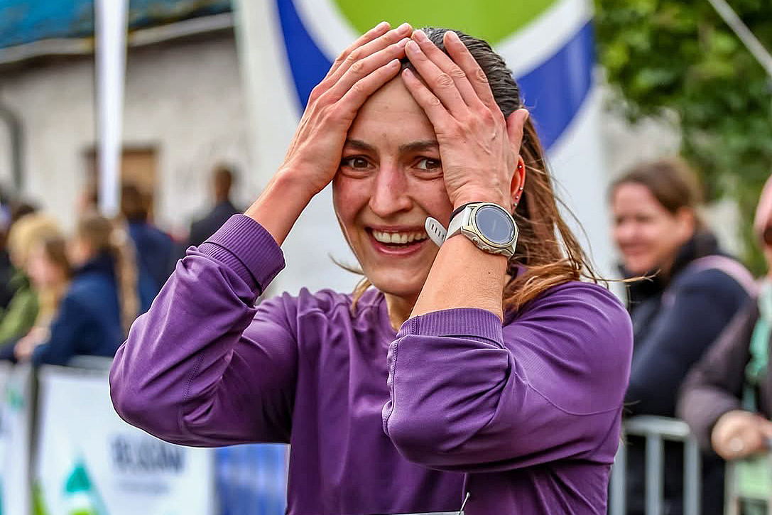 VfL-Athletin Joanna Tallmann freut sich im Ziel �ber ihren Sieg beim K�nigsforst-Marathon. Foto: Joanna Tallmann